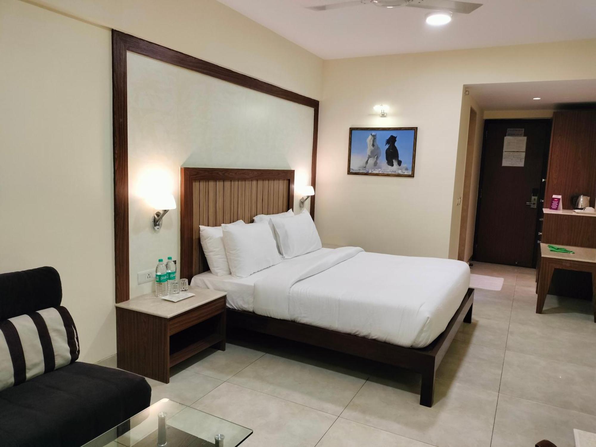 Hotel Vits Lonavala Esterno foto